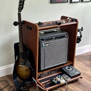 Estación de trabajo para guitarra o bajo amplificador y pedales ordenados On Stage GWS5000RB