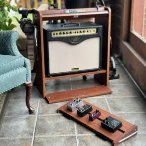 Estación de trabajo para guitarra o bajo amplificador y pedales ordenados On Stage GWS5000RB