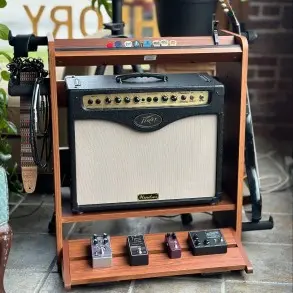 Estación de trabajo para guitarra o bajo amplificador y pedales ordenados On Stage GWS5000RB