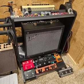 Estación de trabajo para guitarra o bajo amplificador y pedales ordenados On Stage GWS5000B