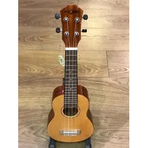 Ukelele Soprano Fzone Con Encordado Aquila + Funda FZU-D10S