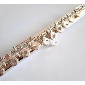 Flauta Traversa Lincoln Winds Deluxe Bb Plata en C con 16 Llaves y Estuche