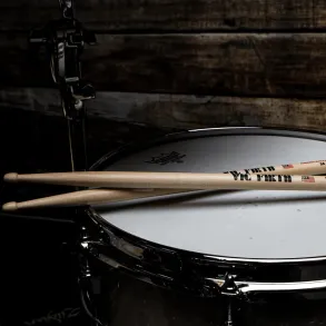 Palillos Vic Firth 5a AMERICAN CLASSIC® Hickory Punta Madera