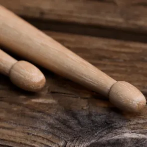 Palillos Vic Firth 5a AMERICAN CLASSIC® Hickory Punta Madera
