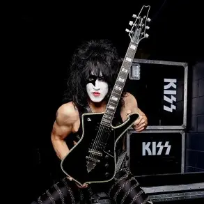 Guitarra Eléctrica Zurda Ibanez PS120-LBK | Paul Stanley Signature | Color Negro / Black