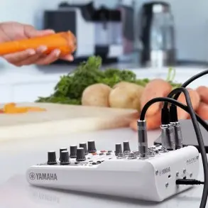 Mixer Yamaha AG06MK2W Streaming 2 Canales USB