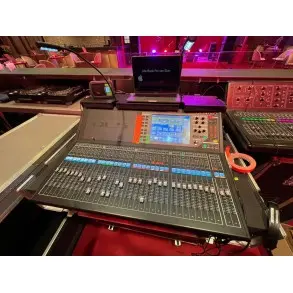Mixer Digital Yamaha QL5 24 Entradas 16 Salidas
