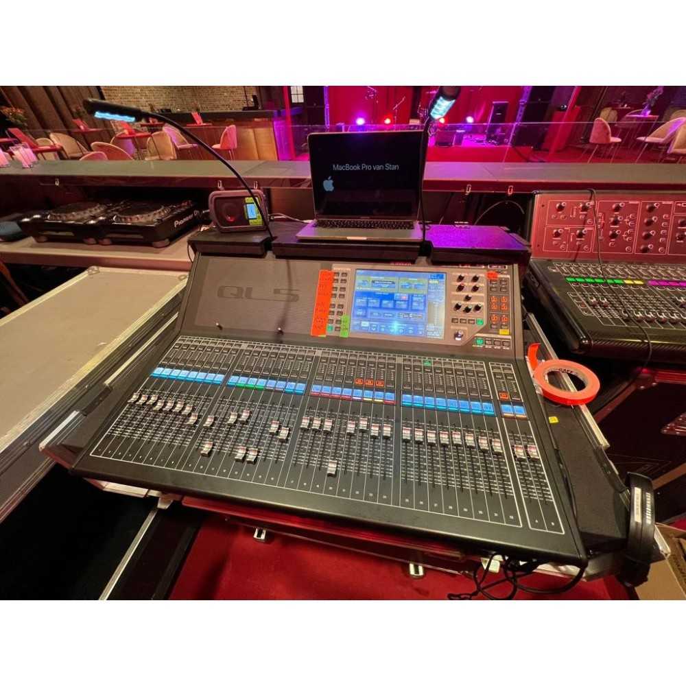 Mixer Digital Yamaha QL5 64 Canales 24 Entradas 16 Salidas