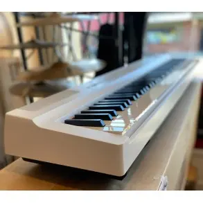 Piano Digital Yamaha P125 A W 88 Teclas a martillo 24 Sonidos color blanco