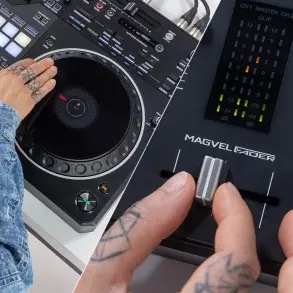 Controlador DJ Pioneer DDJ-REV5 De 2 Canales Para Rekordbox y Serato DJ PRO