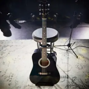 Banqueta alta Plegable Con Soporte de guitarra Gravity FGSEAT1