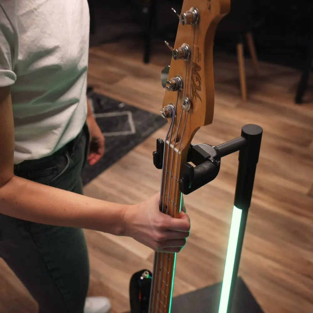 Soporte de Guitarra o bajo universal con Luz Led Gravity GSLS01NHB con cuello y cierre automatico