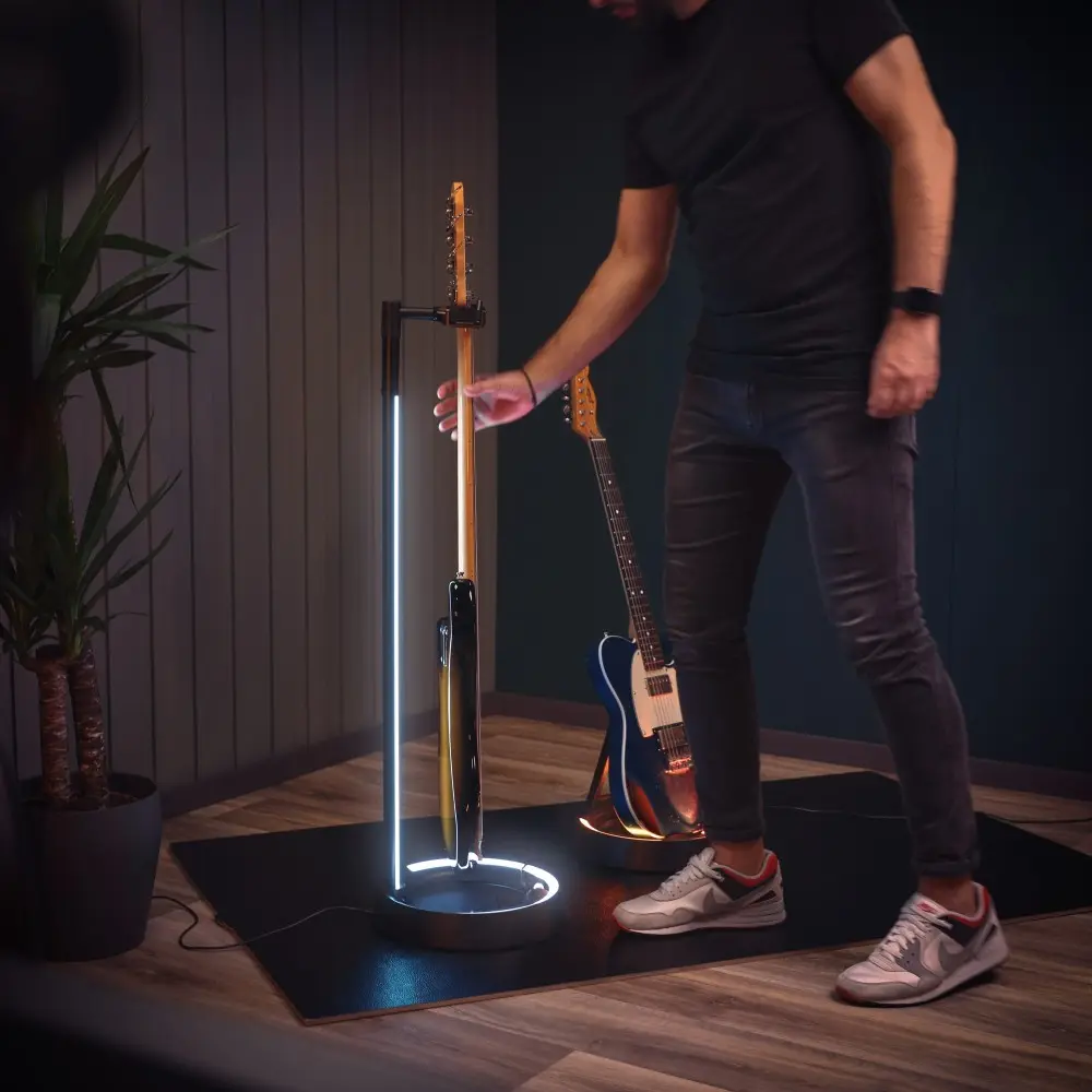 Soporte de Guitarra o bajo universal con Luz Led Gravity GSLS01NHB con cuello y cierre automatico