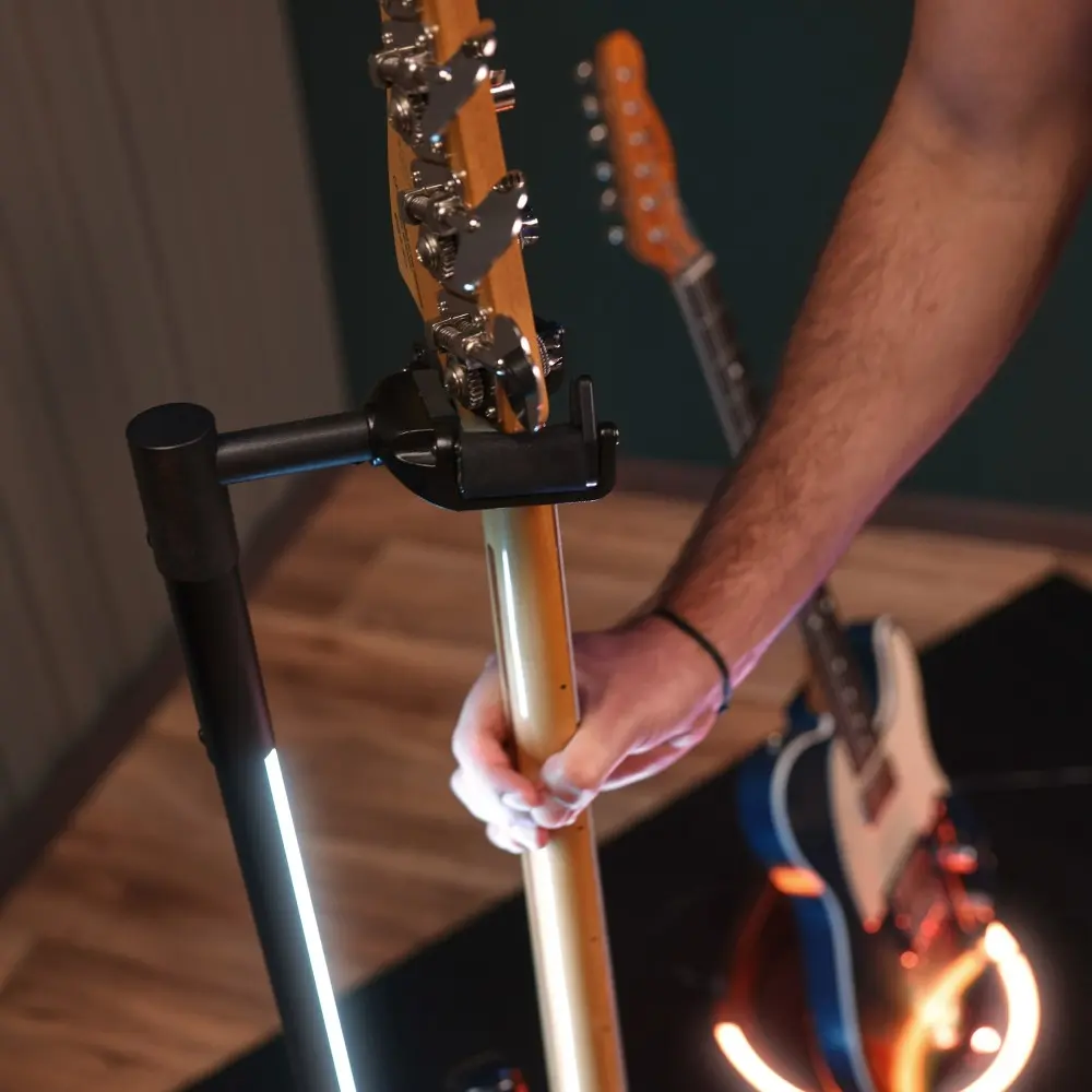 Soporte de Guitarra o bajo universal con Luz Led Gravity GSLS01NHB con cuello y cierre automatico