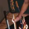 Soporte de Guitarra o bajo universal con Luz Led Gravity GSLS01NHB con cuello y cierre automatico
