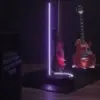 Soporte de Guitarra o bajo universal con Luz Led Gravity GSLS01NHB con cuello y cierre automatico