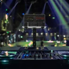 Soporte de Notebook y Controlador DJ Gravity LTS01B plegable con bandeja extra