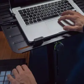 Soporte Trípode Multiuso Para Notebook o Controlador DJ Gravity LTST01 soporta 15 kg