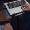 Soporte Trípode Multiuso Para Notebook o Controlador DJ Gravity LTST01 soporta 15 kg
