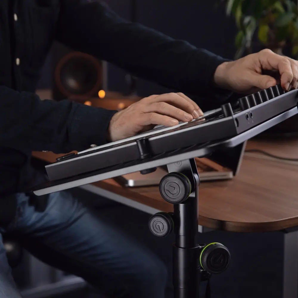 Soporte Trípode Multiuso Para Notebook o Controlador DJ Gravity LTST01 soporta 15 kg