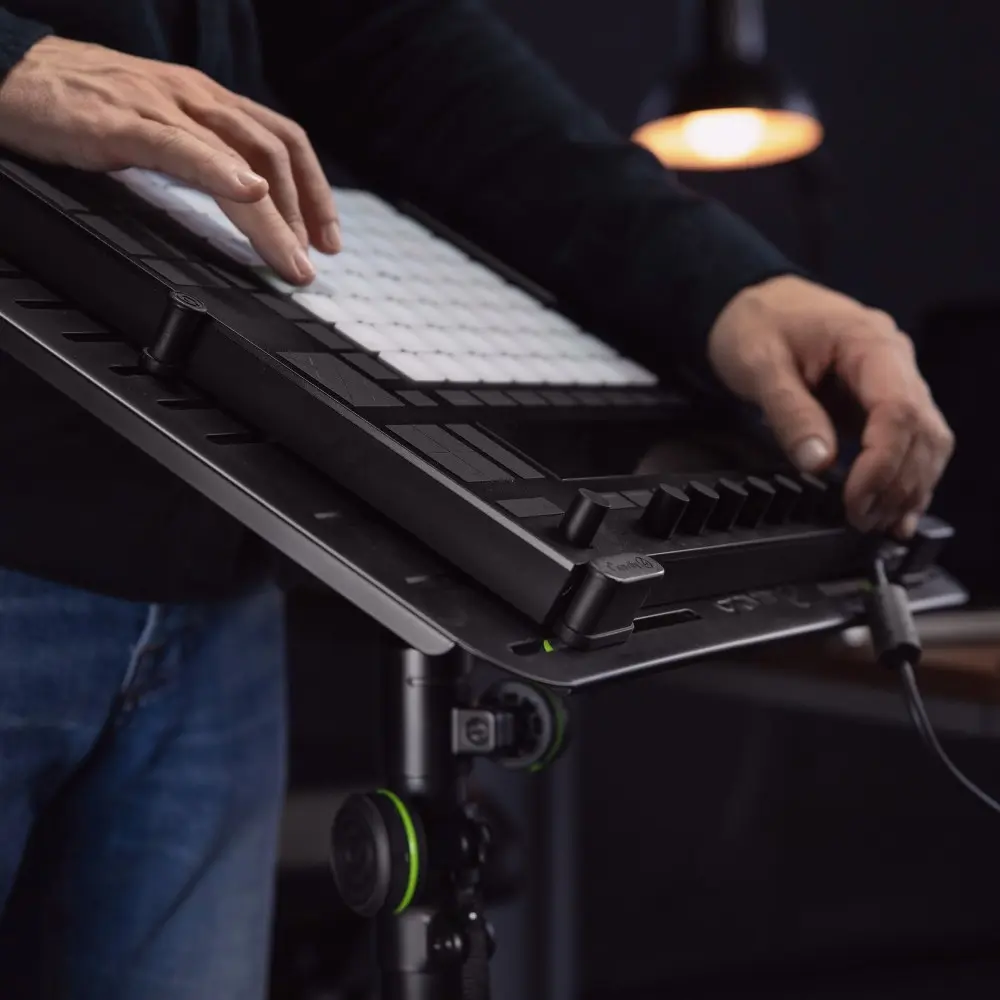 Soporte Trípode Multiuso Para Notebook o Controlador DJ Gravity LTST01 soporta 15 kg