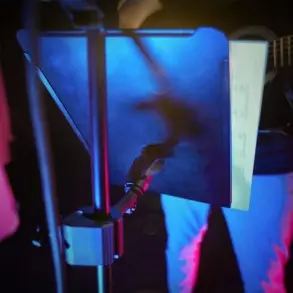 Bandeja Porta partituras o tablet Portatil multi proposito Gravity NSMS02 atril