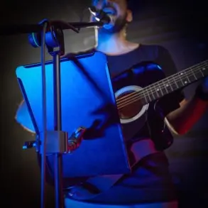 Bandeja Porta partituras o tablet Portatil multi proposito Gravity NSMS02 atril