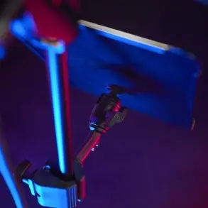 Bandeja Porta partituras o tablet Portatil multi proposito Gravity NSMS02 atril