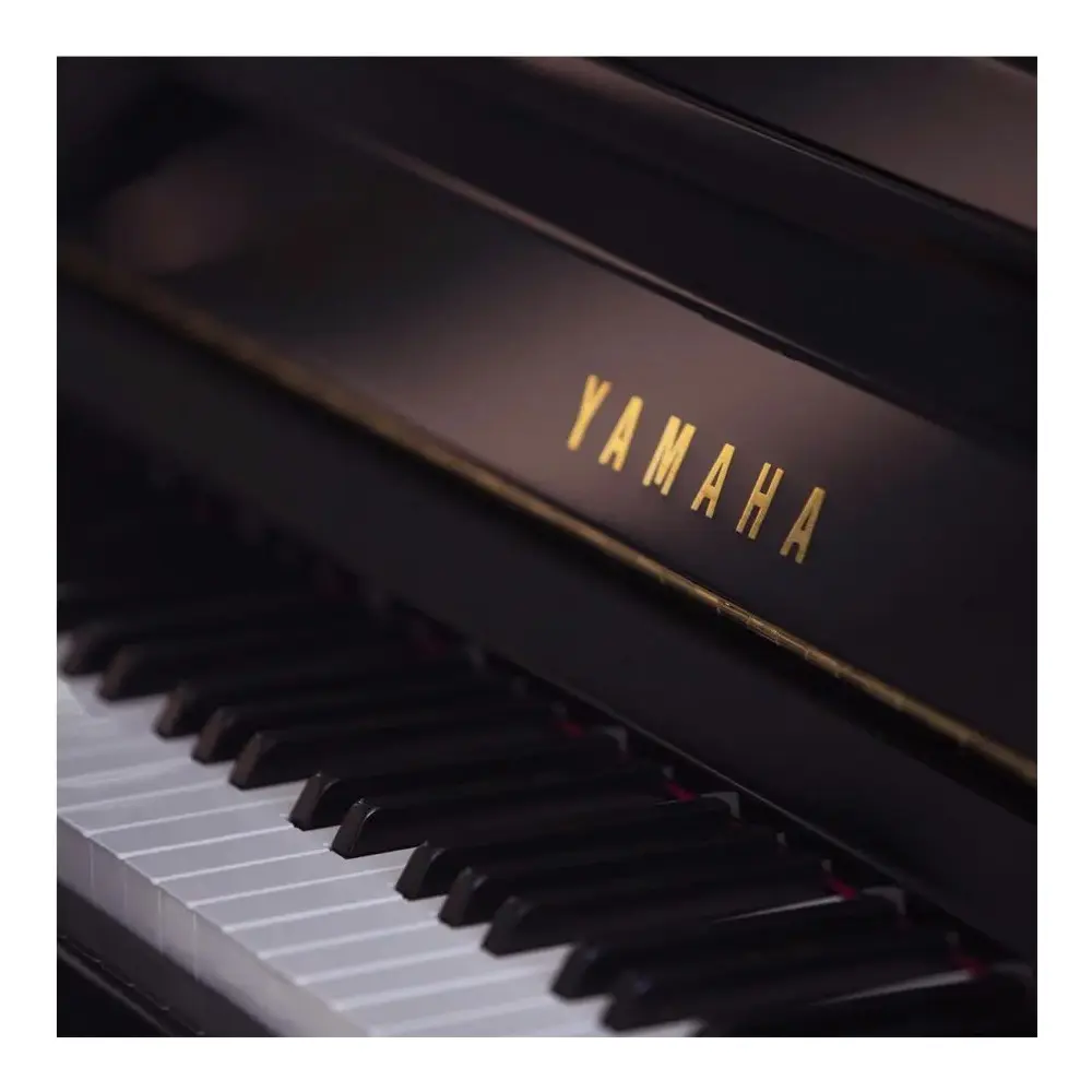 Piano Acustico Vertical Yamaha JU109PE 88 Teclas Ebano Pulido