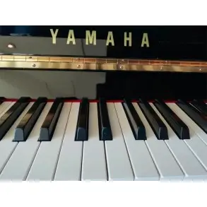 Piano Acustico Vertical Yamaha JU109PE 88 Teclas Ebano Pulido
