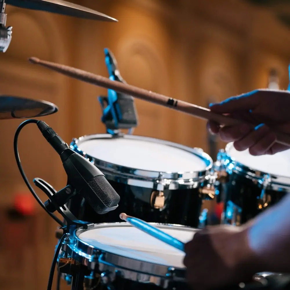 Microfono Dinamico Cardioide para Bateria Sennheiser MD 421 KOMPAKT + DRUM CLAMP