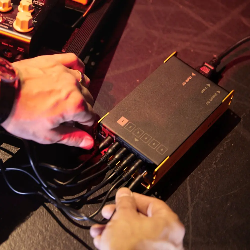Fuente Universal Pedalera con USB Palmer WT06IEC