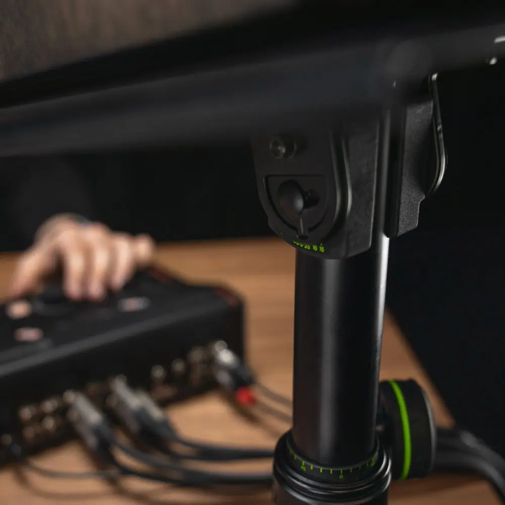 Soportes Monitores de Estudio sobre Mesa Gravity SP3102 Regulable con inclinacion