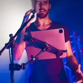 Soporte para tableta con VARI®-ARM Gravity MATH01B clamp de mesa o atril