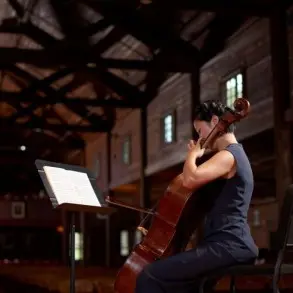 Atril Director Para Partituras On Stage SM7711B Base pesada