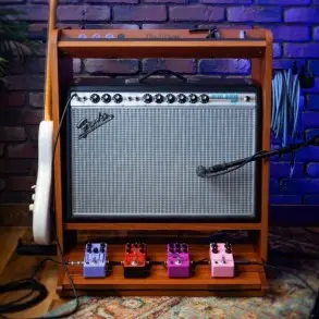 Estación de trabajo para guitarra o bajo amplificador y pedales ordenados On Stage GWS5000RB