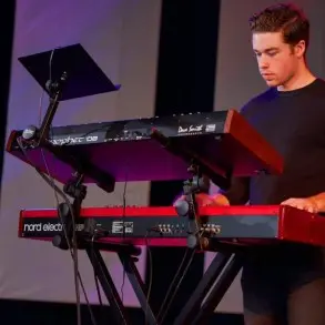 Soporte universal de segundo nivel para teclado estilo X On Stage KSA7500